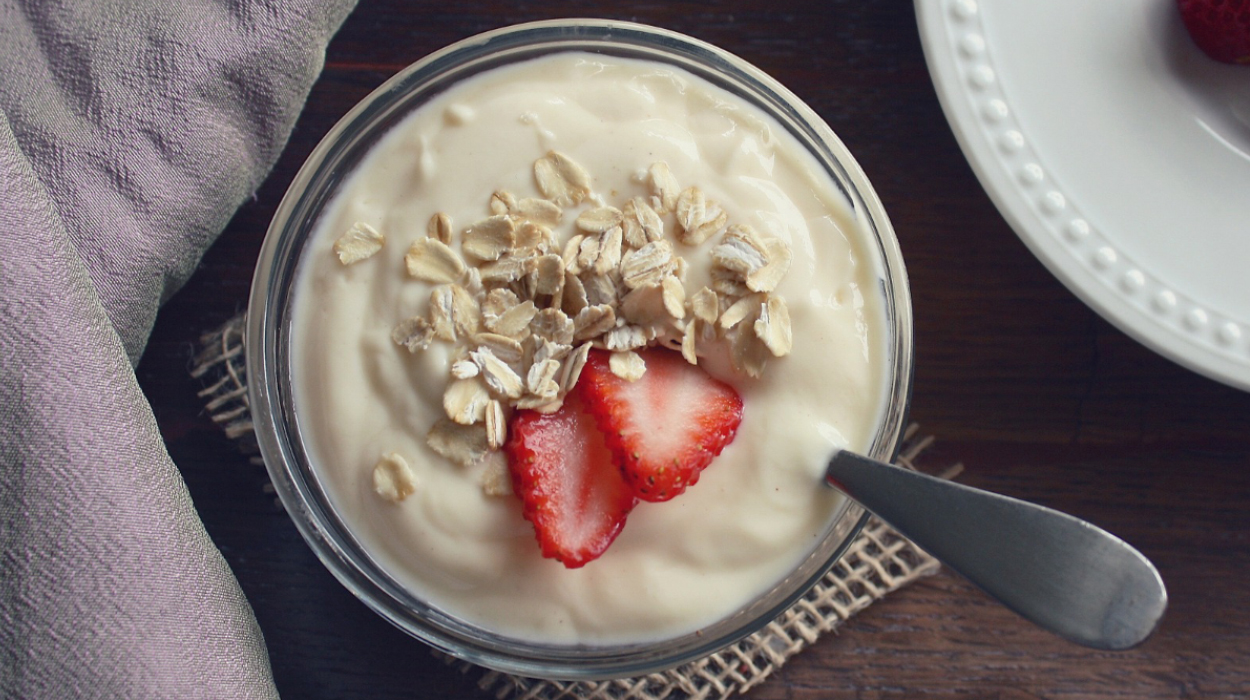 yogurt-with-strawberry-nut-img